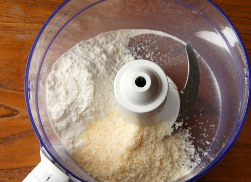 1. Этап. Шоколадные кексы с вишней: Смешайте кокосовую стружку и муку, добавьте ванилина.