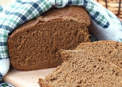 1. Этап. Бородинский хлеб в хлебопечке Панасоник: 6. Хлеб извлеките из емкости хлебопечки и остудите на решетке.