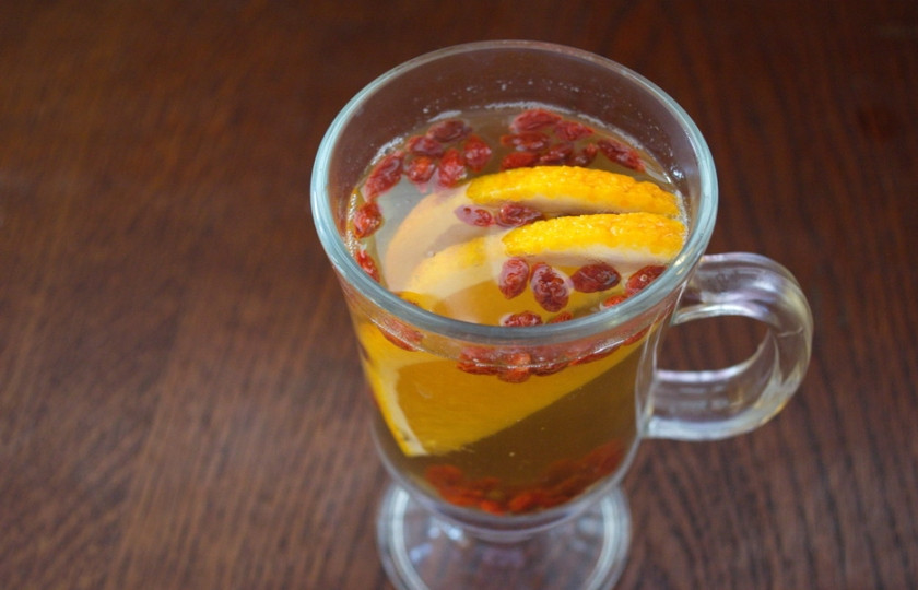 1. Этап. Жиросжигающий чай: Чай не требует сахара. Сам чай яркий, но не горький. Ягоды годжи и апельсиновые дольки нужно скушать после того, как выпьете чай.