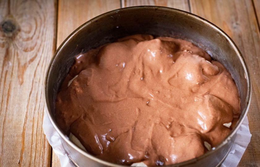 1. Этап. Пирог на кефире с творогом: Поверх аккуратно выложите оставшуюся часть теста. Отправьте пирог выпекаться в уже разогретую до 180 градусов духовку на 40-45 минут.