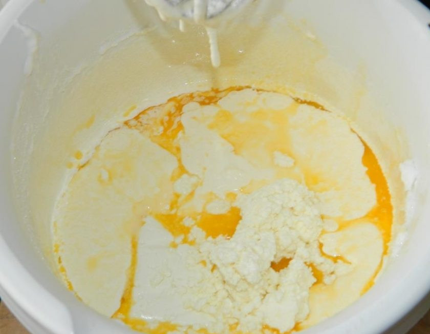 1. Этап. Ванильный пудинг с творогом: Творог протрите через сито. Добавьте к нему сахар, соду, растопленное масло, сметану и желтки.