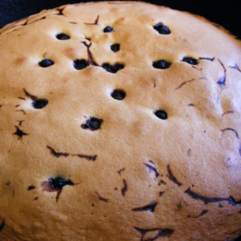 Шарлотка с черникой