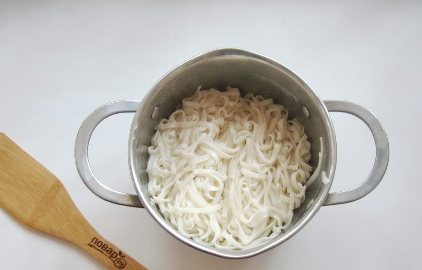 1. Этап. Яки удон: Пока овощи тушатся, отварите удон. В кипящую, подсоленную воду выложите лапшу и варите 5-6 минут. После воду слейте, а лапшу выложите в кастрюлю.