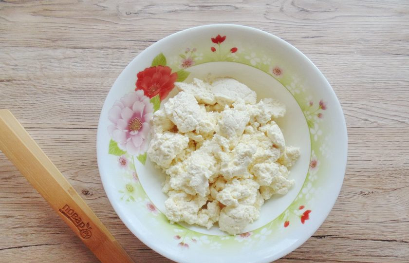 1. Этап. Творожная запеканка с абрикосами: Творог выложите в глубокую миску.