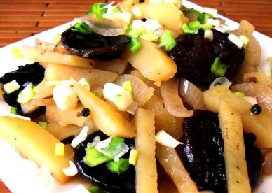 1. Этап. Картофель, тушенный с черносливом: Выложенные слоями продукты залейте горячей водой где-то на 5/6, добавьте растительное масло, накройте крышкой и на медленном огне тушите 20-25 минут. После этого блюдо готово, его можно выкладывать на тарелки для подачи на стол, украсив зеленью, добавив по вкусу сметану или майонез. Приятного аппетита!