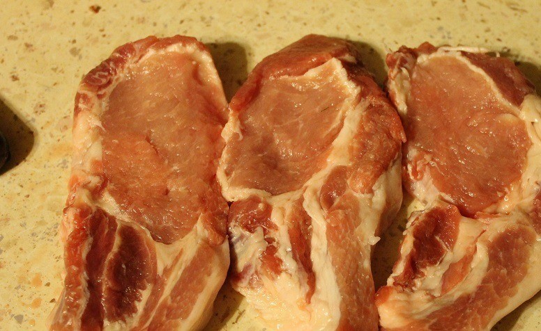 1. Stage. Pork loin kebab: Cut the meat into slices 1-1.5 cm thick.