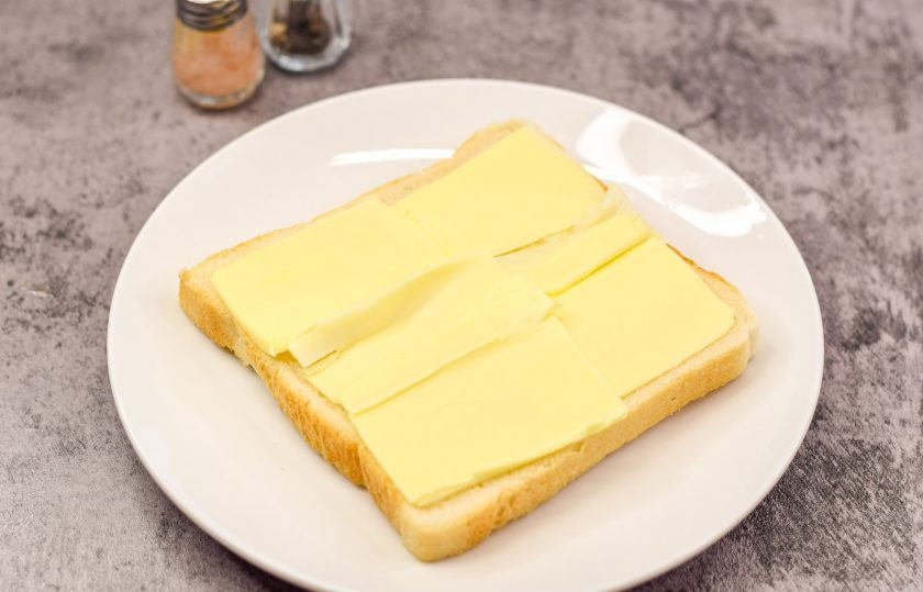 1. Этап. Бутерброд Тормозок: Первый ломтик хлеба смажьте сливочным маслом.