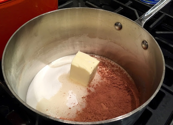 1. Этап. Печенье овсяное без выпечки: 1. В кастрюлю отправьте молоко, сливочное масло, сахар и какао. Поставьте на огонь.