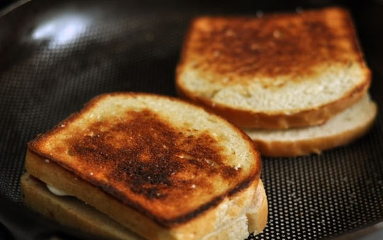 1. Этап. Вкусная закуска на природу: 3. Накрываю каждый кусочек хлеба на сковороде еще одним кусочком и аккуратно переворачиваю бутерброд.