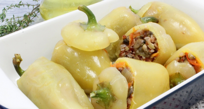 1. Этап. Фаршированный перец грибами в духовке: С перцев обрезаем верхушечку, удаляем семена. Наполняем перцы начинкой и перекладываем их в форму для запекания.