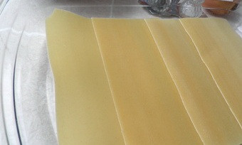 1. Этап. Простая лазанья с фаршем: 2. Листы лазаньи нужно немного отварить в подсоленной воде, после чего выложить в форму, в которой будем запекать.