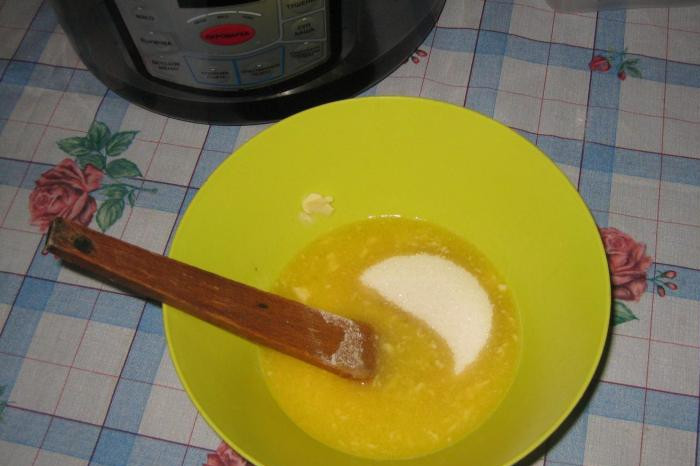 1. Этап. Пирог со смородиной в мультиварке: Добавляем сахар и ванилин и перемешиваем все.