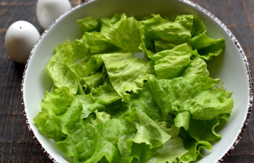 1. Этап. Салат с печенью и сухариками: Листья салата ополосните, немного просушите на полотенце, порвите их руками на крупные листочки, выложите в глубокую емкость.