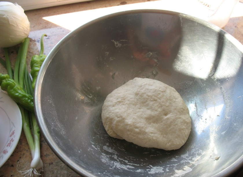 1. Этап. Цуйван: 1. Смешайте муку с 2/3 стакана воды, замесите тесто и выложите его в миску, накройте пленкой и оставьте на время подготовки остальных ингредиентов.