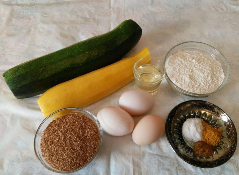 1. Этап. Кабачковые наггетсы в духовке: Подготовьте перечисленные продукты. Кабачки желательно брать молодые с мягкой кожурой и небольшими семечками. Если они более зрелые, то необходимо предварительно очистить их и удалить сердцевину с семенами.