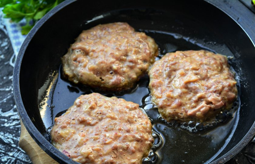 1. Этап. Котлеты из куриных потрохов: Разогрейте масло на сковороде, выкладывайте котлеты ложкой и жарьте на среднем огне.