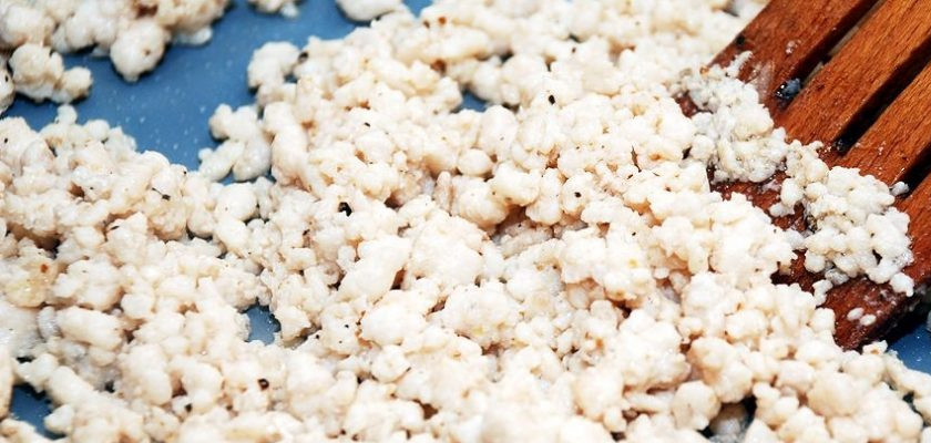 1. Этап. Расстегай с рыбой (простой рецепт): Мелко рубим лук и обжариваем его на сковороде, затем обжариваем на растительном масле измельченное филе щуки.