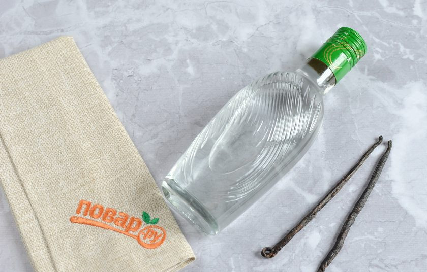 1. Этап. Ванильный экстракт: 1. Понадобится качественная водка и два стручка ванили. Свежие стручки должны быть жирненькие, а пересушенные не годятся для рецепта.