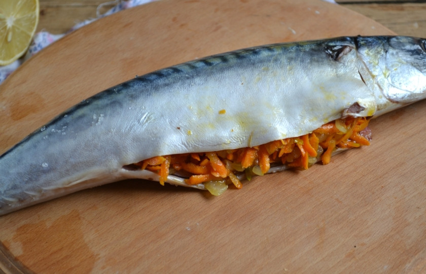 1. Этап. Запеченная скумбрия в фольге с морковью: 5. Нафаршируйте скумбрию обжаренными луком и морковью.