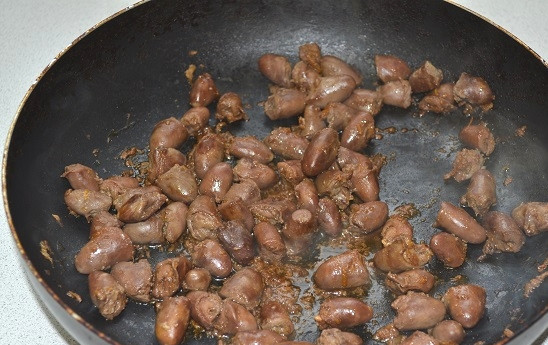 1. Этап. Куриные сердечки с медом: 7. После разогрейте немного масла на сковороде и выложите сердечки вместе с маринадом. Тушите на среднем огне минут 20, помешивая периодически.