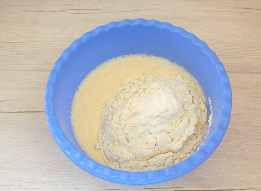 1. Этап. Кексы с персиками: Добавьте муку, соду.