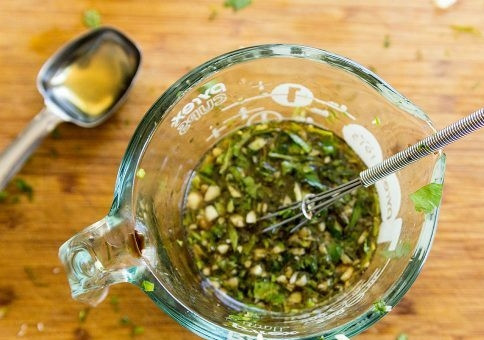 1. Этап. Салат из курицы с огурцами по-китайски: 3. Приготовьте соус: смешайте рисовый уксус с имбирем (натертым), измельченным чесноком, медом и зеленью. Дайте соусу немного постоять.