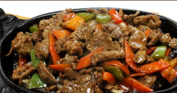 1. Этап. Баранина с болгарским перцем: В сковороду с мясом баранины переложить овощи. Залить все подготовленным соусом. Попробовать и если нужно посолить по вкусу. Тушить 15-20 минут.