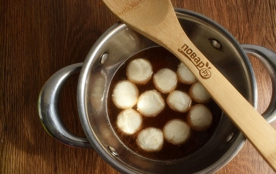 1. Этап. Расгулла: Опустите их в кипящий сироп и варите под крышкой 10 минут. Снимите с огня и поместите кастрюлю в большую емкость с холодной водой, чтобы десерт быстрее остыл.