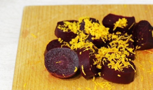 1. Этап. Куриный шницель на свекольном креме: Запечённую свёклу очистить и нарезать на ломтики. С апельсина снять цедру, понадобится 1 ч. л. или чуть больше, ориентируйтесь на свой вкус.