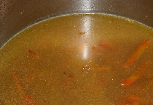 1. Этап. Кукурузно-морковный суп с курицей: Добавляем 3 стакана воды. Доводим суп до кипения, усилив огонь. Затем убавляем огонь и варим суп 10 минут, периодически перемешивая содержимое кастрюли.