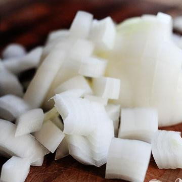 1. Этап. Тушеная говядина с пивом и паприкой: Порежьте лук ...