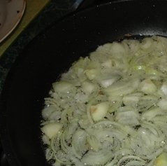 1. Этап. Тушеные рыжики: 2. Пока варятся грибы пожарьте лук на растительном масле. нарезать его следует мелко.