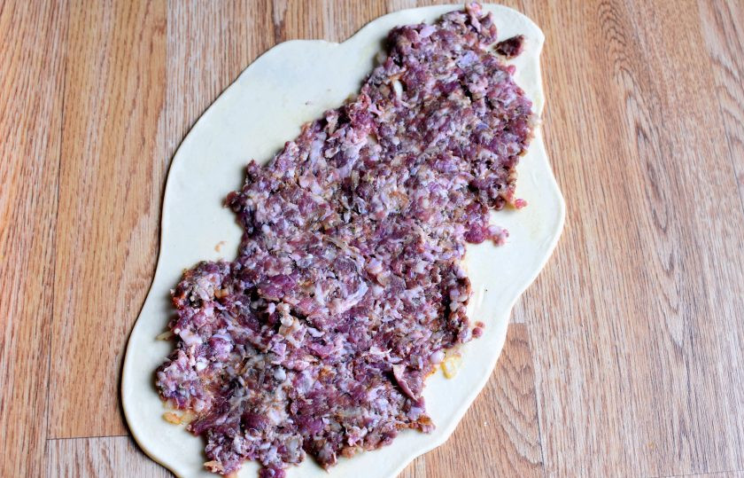 1. Этап. Ленивые пельмени в духовке: Разложите фарш ровным слоем.