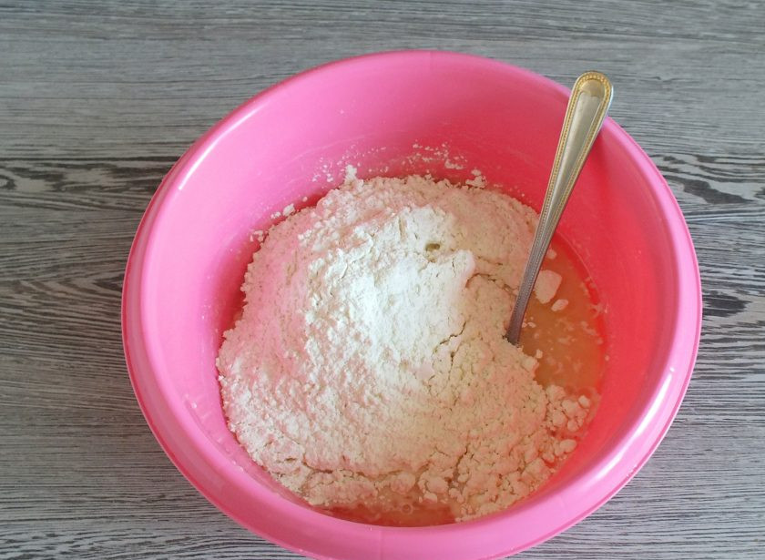 1. Этап. Булочки на рассоле: По истечении времени перемешайте дрожжевую смесь, добавьте 1 ст.л. сахара, соль, муку и растительное масло.