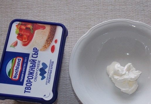 1. Этап. Десерт из инжира с печеньем: Творожный сыр выложить в пиалу.