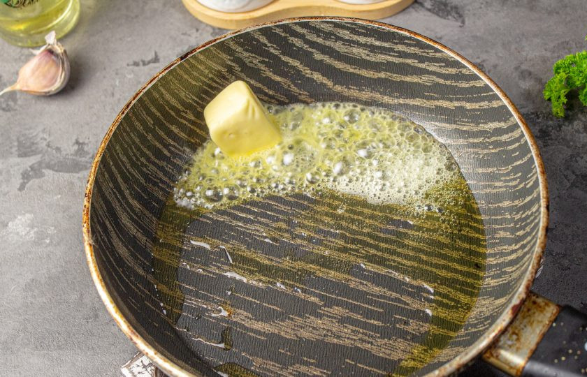 1. Этап. Турецкая яичница Чылбыр с йогуртом: В сковороде растопите сливочное масло.