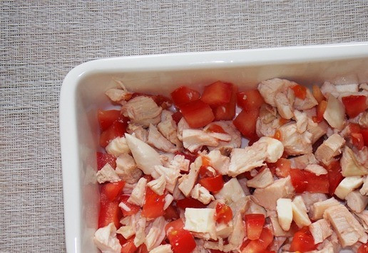 1. Этап. Сытная запеканка с яичной заливкой: Форму для запекания смазать растительным маслом. Выложить подготовленные ингредиенты.