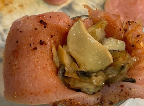 1. Этап. Мясные колобки с начинкой: В ямочку выкладываем около 1 ст. ложки начинки