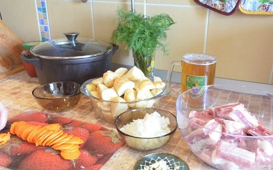 1. Этап. Свиные ребрышки с картошкой в казане: 2. Ребра вымойте, обсушите и нарежьте порционно, картофель — крупными кусочками. Очистите и измельчите лук, чеснок, морковь.