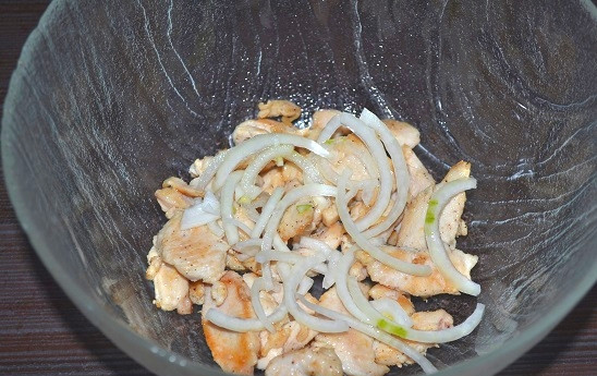 1. Этап. Салат Ревнивец: 9. Добавьте маринованный лук, предварительно слив маринад.