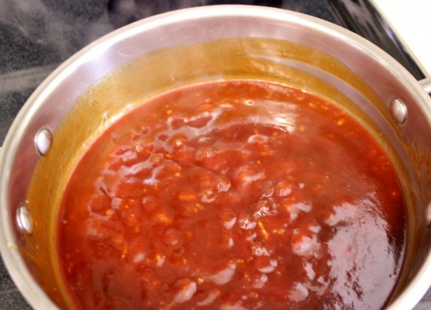 1. Этап. Фрикадельки в медовом соусе: Пока фрикадельки запекаются, приступим к соусу. В среднем сковороде растопите сливочное масло на среднем огне. Добавьте чеснок и тушите около 30 секунд. Добавьте остальные ингредиенты. Тушите на медленном огне около 5 мин.