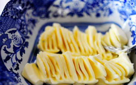 1. Этап. Вкусные гренки из белого хлеба: Масло комнатной температуры немного разминаем вилкой.