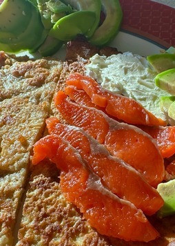 1. Этап. Овсяный блин. Зимний завтрак: Жарил на оливковом масле, минут по три с каждой стороны. Нагрев чуть выше среднего. А потом уже «построил» бутерброд. Сыр творожный, авокадо и слабосоленая нерка. Очень интересное сочетание получилось. Блин, вон, как можно заметить, я постарался пожарить так, чтобы этакая оладышковая хрустявость прижаренная по краям образовалась.