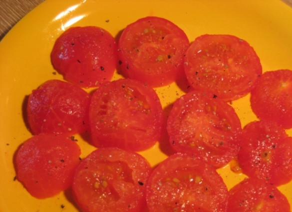 1. Этап. Баранина с овощами в рукаве: Удалите у помидор кожицу и порежьте кружками. Выложите их на тарелку, посолите и поперчите.
