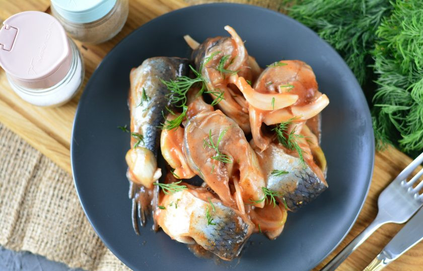 1. Этап. Селедка с кетчупом и луком: Готовую закуску подавайте к столу. Приятного аппетита!