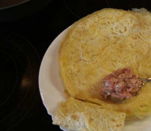 1. Этап. Омлет по-кузбасски: Выкладываем на каждый омлет по столовой ложке фарша и заворачиваем конвертиком.