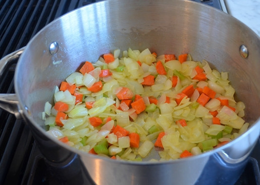 1. Этап. Крем-суп с брокколи и сыром: 3. В сковороде разогрейте масло. Обжарьте в нём овощи из первого шага до мягкости в течение 5 минут.