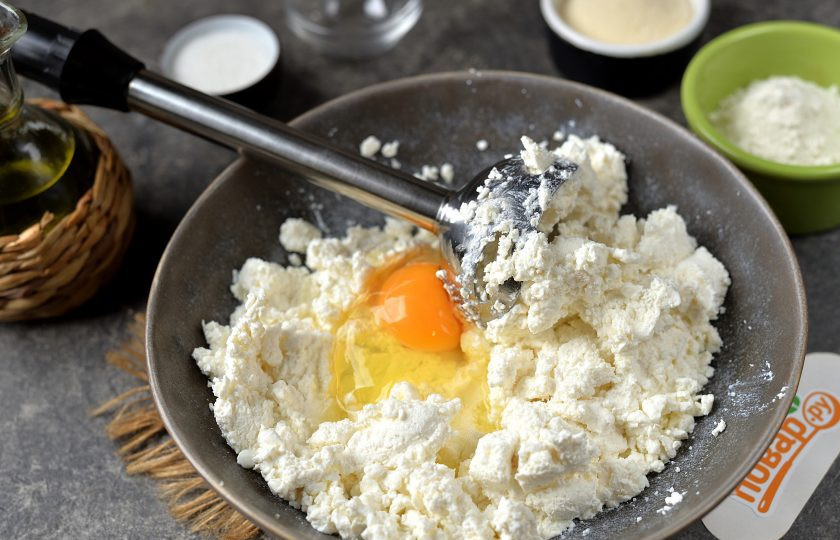 1. Этап. Cырники из зерненого творога: Вбейте в творог крупное яйцо, пробейте все погружным блендером до пастообразного состояния.