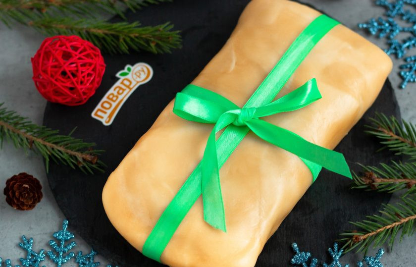 1. Этап. Салат Новогодний подарочек: Поставьте салат в холодильник на 1 час или более, затем украсьте атласной лентой и подавайте к столу!