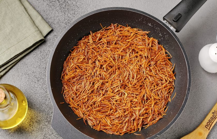 1. Этап. Плов с булгуром и жареной вермишелью: В сковороде разогрейте 2 ст.л. растительного масла и обжарьте постоянно помешивая вермишель до золотисто-коричневого цвета.